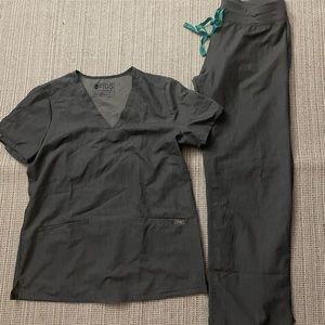 Fig’s scrub gray set